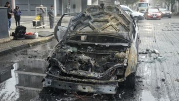 Así quedó incinerado el vehículo que se incendió este martes por la mañana en Echesortu.