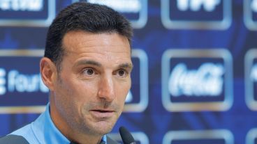 Scaloni dio su punto de vista tras el escándalo que sacude a Newell's por los chicos suspendidos.