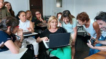 El taller de radio de adultos mayores de la UNR.