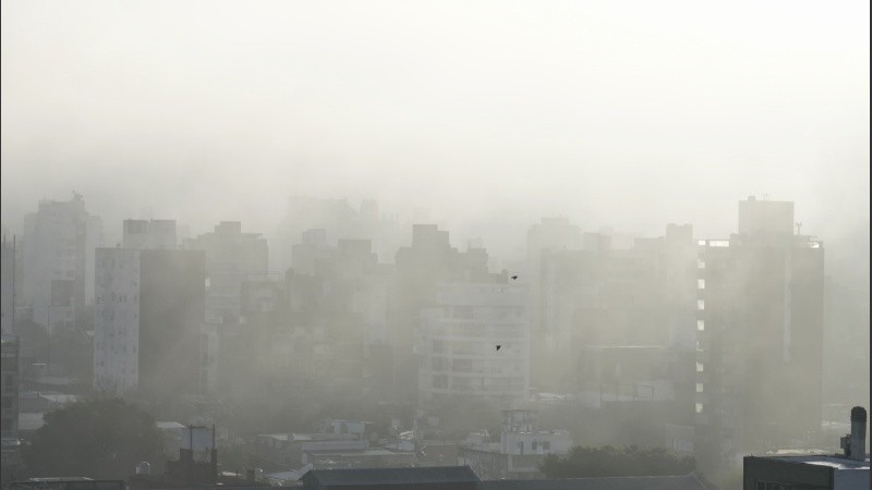 Una postal de la niebla que sobrevoló la ciudad este viernes.