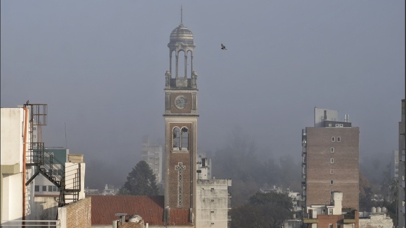 Una postal de la niebla que sobrevoló la ciudad este viernes.