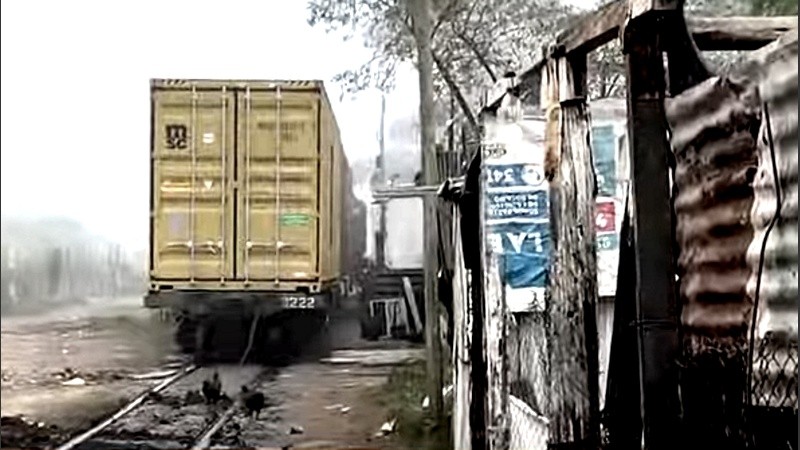 El tren descarrilado quedó detenido al lado de la hilera de casitas.