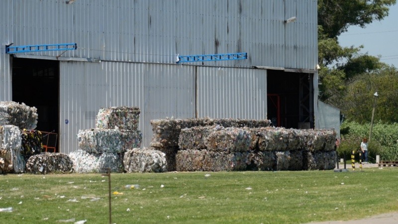 La planta se ubica en la zona sudoeste de Rosario, en Uriburu y Las Palmeras.