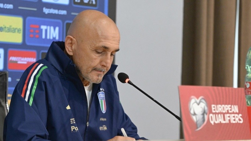 El ex DT del Napoli no hizo pie en la selección tretacampeona del mundo.