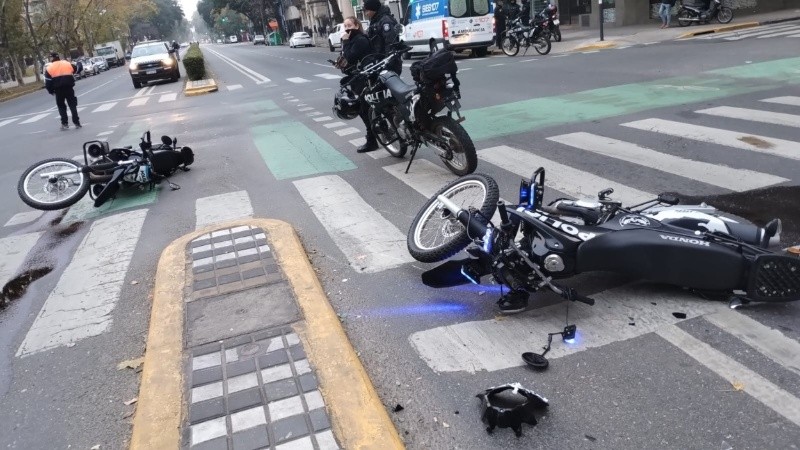 Uno de los agentes resultó herido y fue trasladado en ambulancia a un centro médico.