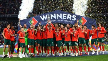 Cristiano Ronaldo levanta la copa. Logró un nuevo título con la selección lusa.