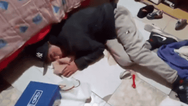 El ladrón fue detenido por la policía que tuvo que despertarlo.