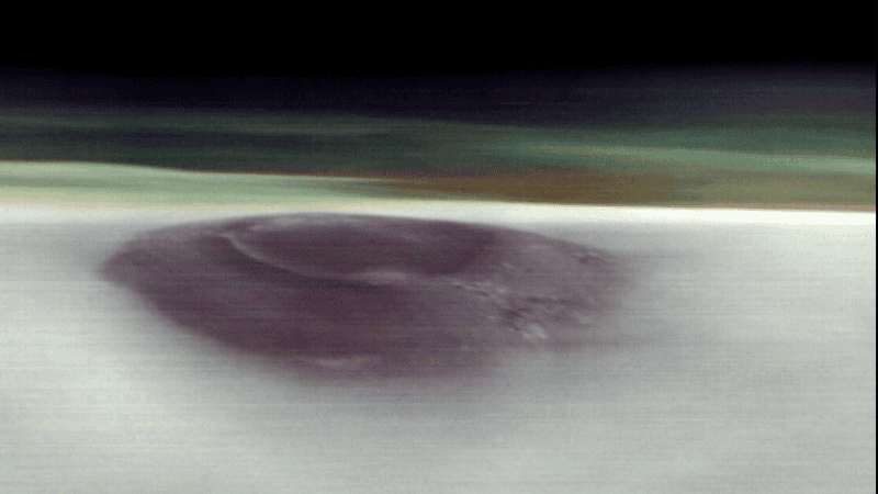 La imagen también destaca la composición de las nubes que rodean al Monte Arsia.