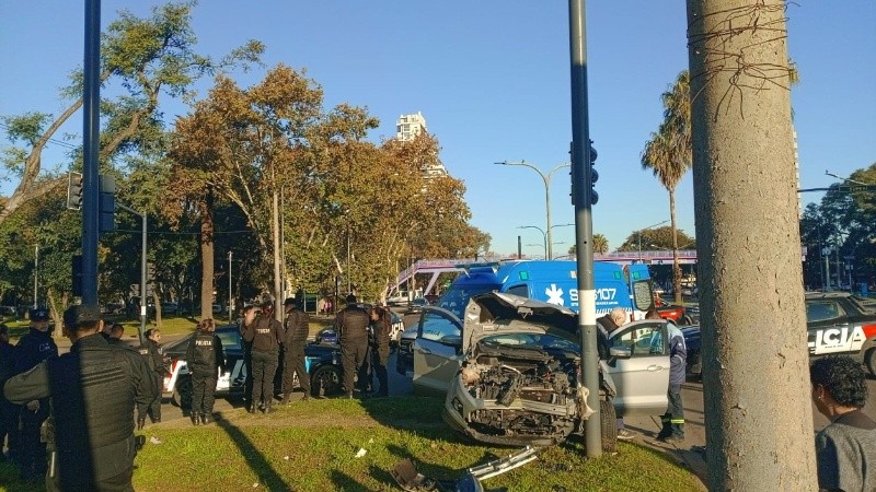 Uno de los autos involucrados quedó enredado contra el semáforo.