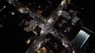Una multitud frente a la casa de Cristina Kichner.
