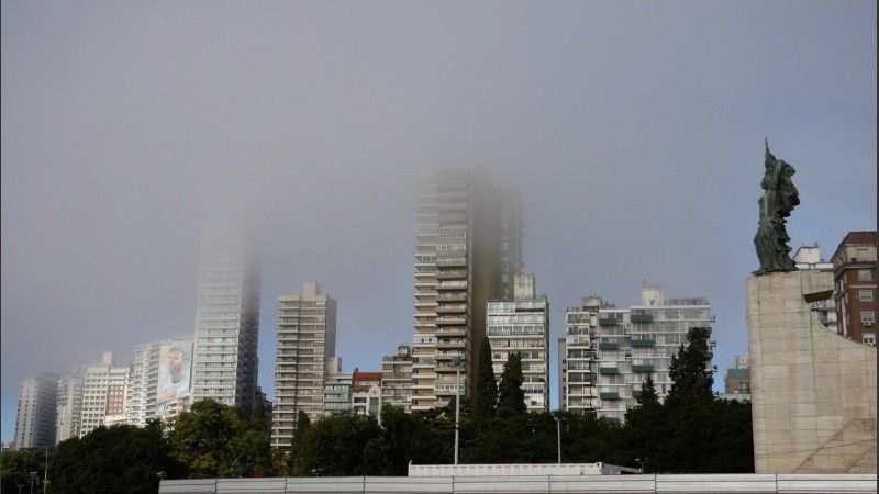 Niebla sobre la ciudad (foto de archivo)