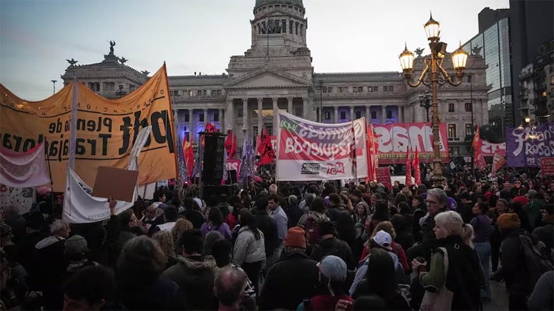 Otro miércoles de protestas, pero en un contexto político distinto.