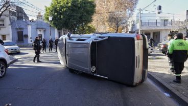Así quedó la chata de costado tras ser chocada.