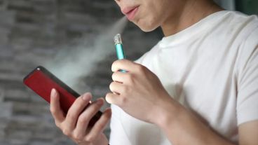 Según expertos, el vapeo entre los adolescentes normaliza el consumo de nicotina desde edades cada vez más tempranas.