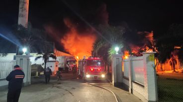 El fuego generó severas complicaciones en el predio y estuvo cerca de avanzar a otras fábricas.