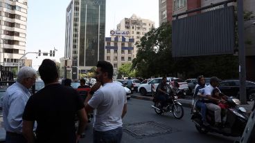 Iraníes miran un edificio destruido por un ataque israelí en el norte de Teherán.