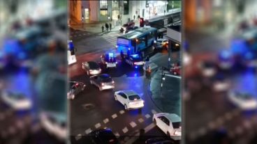 En Avenida Alberdi y Génova, donde colisionaron un colectivo, un auto y un camión. 