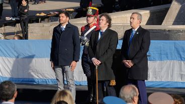 Postal del 20 de Junio pasado, con el presidente, el gobernador y el intendente juntos en el Monumento.