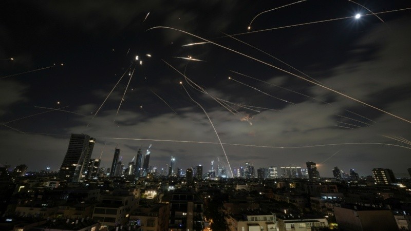 Irán lanzó misiles hipersónicos en una nueva oleada de ataques sobre Israel.