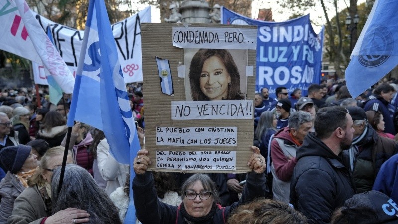 La marcha en apoyo a Cristina culminó en Rosario con una concentración en plaza 25 de Mayo.
