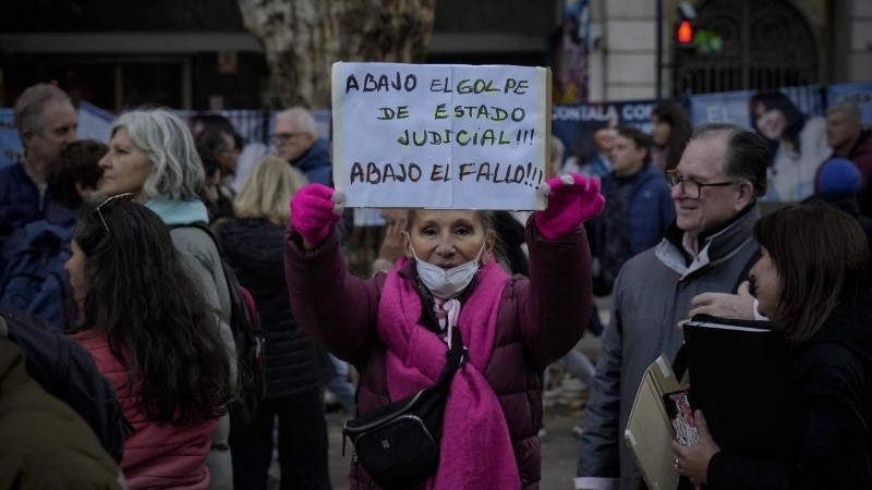 La marcha en apoyo a Cristina culminó en Rosario con una concentración en plaza 25 de Mayo.