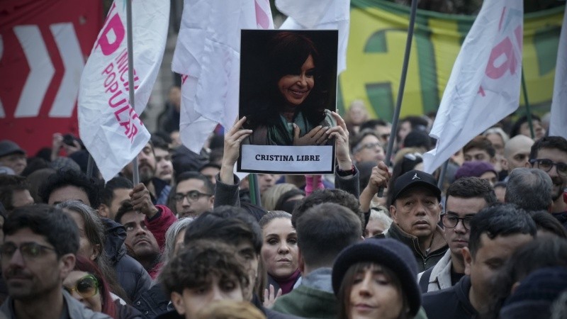La marcha en apoyo a Cristina culminó en Rosario con una concentración en plaza 25 de Mayo.