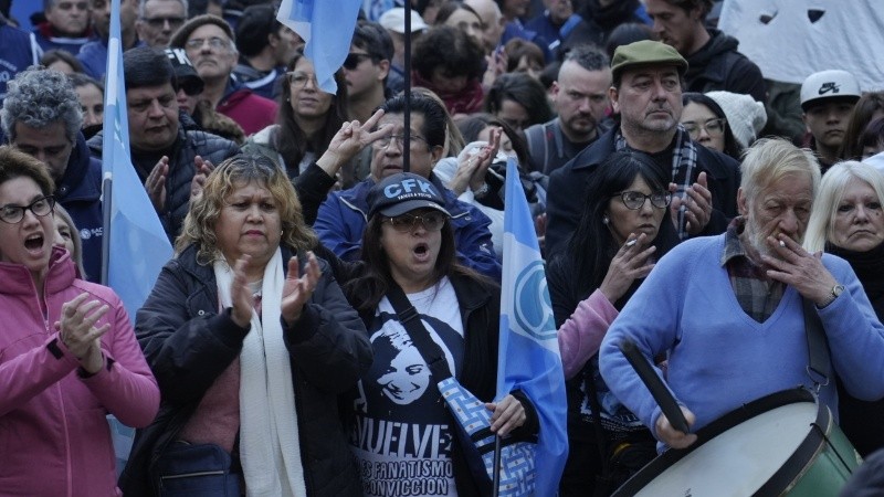 La marcha en apoyo a Cristina culminó en Rosario con una concentración en plaza 25 de Mayo.