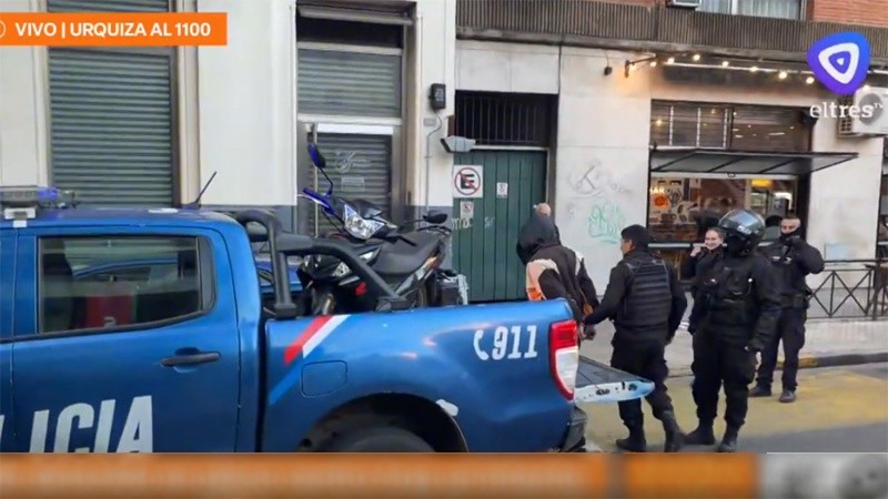 Un joven fue detenido después de arrastrar a un hombre al que le quiso robar su celular en el centro.