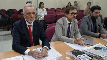 El juez Bailaque, a la izquierda, y sus abogados defensores