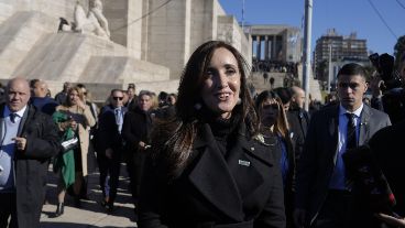 Villarruel en el Monumento a la Bandera tras participar del acto.