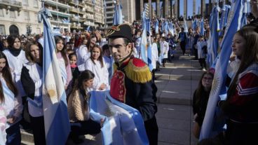 Belgrano con la bandera entre los alumnos