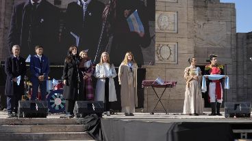El momento en el que Victoria Villarruel le tomó la promesa a la bandera a los chicos de cuarto grado.
