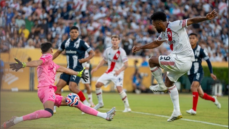 Miguel Borja de River enfrenta a Esteban Andrada de Monterrey este sábado, durante un partido del Mundial de Clubes entre River Plate y Monterrey en el estadio Rose Bowl de Los Ángeles, California (Estados Unidos).