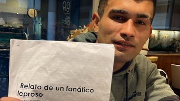 Alan muestra un ejemplar de sus cuentos.