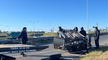El auto quedó con sus ruedas al cielo.