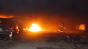 Bomberos Zapadores trabajando en controlar el incendio dentro de la cochera.