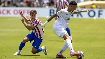 Julián Álvarez disputa el balón con Newton. El Colchonero pagó cara la caída en la primera fecha.