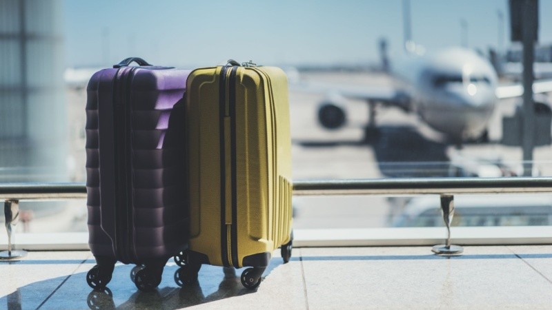 La cantidad de turistas que llegaron al país cayó fuerte en febrero y coincidió con un salto en el número de argentinos que veranearon en el exterior.