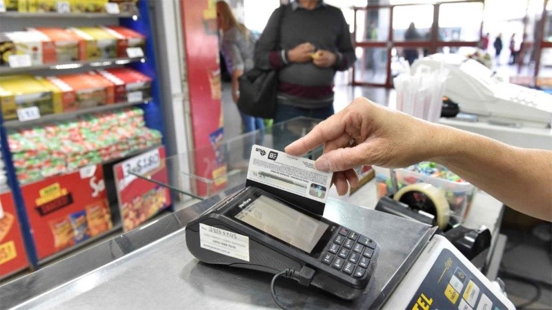 El deterioro del poder de compra empuja a la población a financiar gastos diarios.