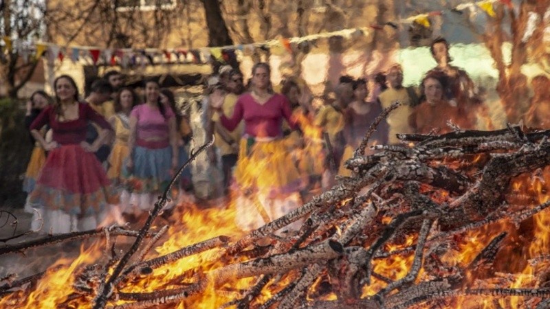Una postal de la tradicional fogata de El Obrador.