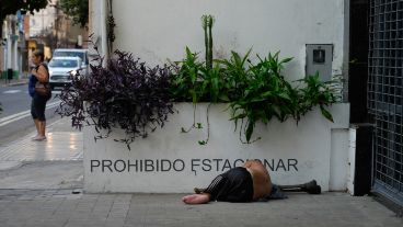 Unas 800 personas duermen en plena calle de Rosario.
