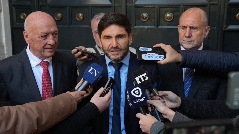 Un radical (Pullaro), un socialista (Bonfatti) y un peronista (Perotti), juntos en el reclamo por la deuda de Nación.