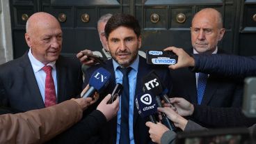 Un radical (Pullaro), un socialista (Bonfatti) y un peronista (Perotti), juntos en el reclamo por la deuda de Nación.