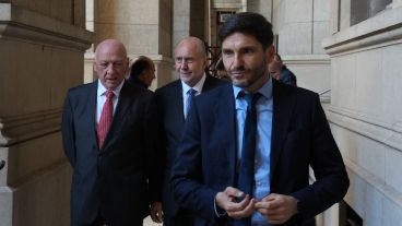 Un radical (Pullaro), un socialista (Bonfatti) y un peronista (Perotti), juntos en el reclamo por la deuda de Nación.