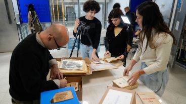 Vicente Tuset describió cómo se trabaja en el repositorio, entre la organización, clasificación, digitalización, etiquetado y puesta a disposición.