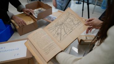 Tuset describió cómo se trabaja en el repositorio, entre la organización, clasificación, digitalización, etiquetado y puesta a disposición.