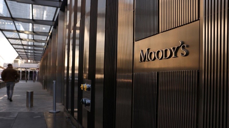 La calificadora de riesgos Moody's le advirtió al Gobierno que su política cambiaria perjudica a las empresas nacionales.
