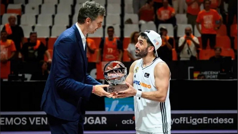 De manos de Pau Gasol, el cordobés recibe el premio del mejor jugador.
