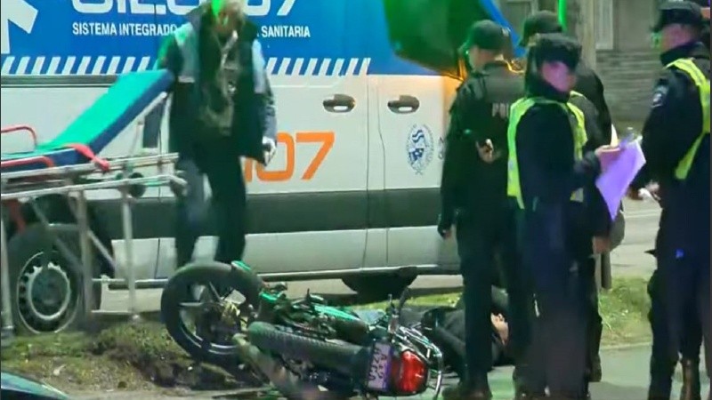 La imagen del motociclista que quedó herido de una pierna en bulevar Rondeau cuando fue embestido por un auto.