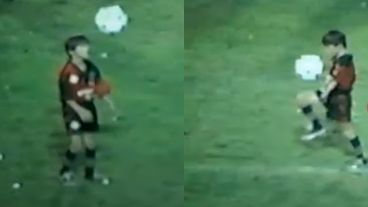 Un pequeño Messi haciendo jueguitos en el viejo estadio de Newell's.